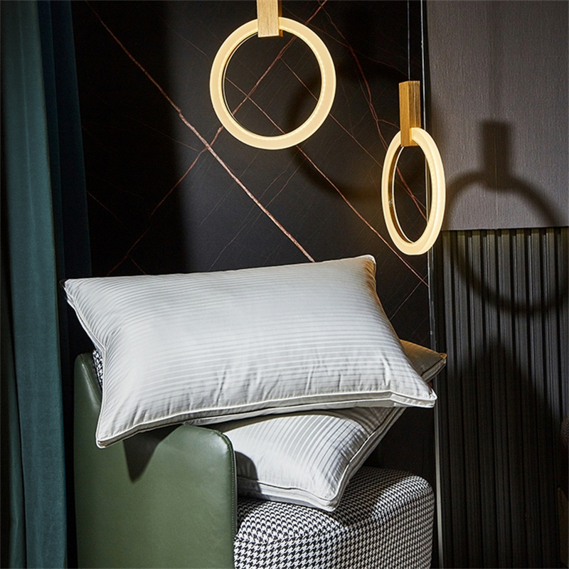 Andedun tre lags fyldepude satin stribe pude Andedun tre lags fyldepude satin stribe pude