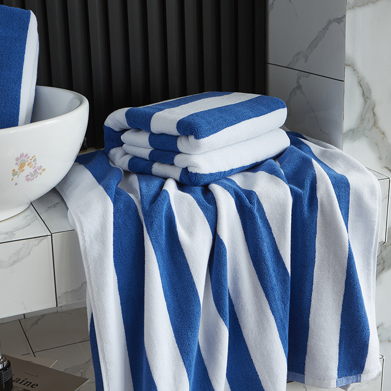 Garnfarvet blå hvid stribet strandhåndklæde poolhåndklæde